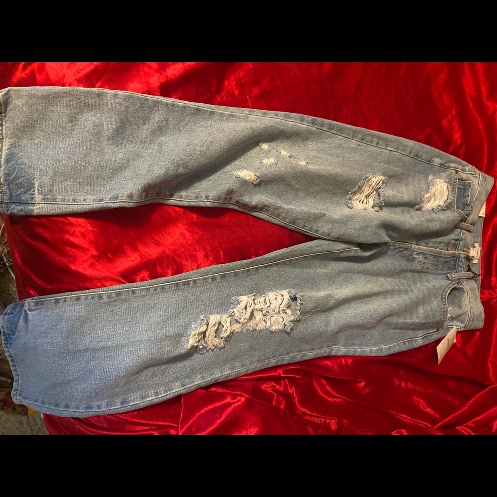 forever 21 size 26 mom jeans. never worn, tags on